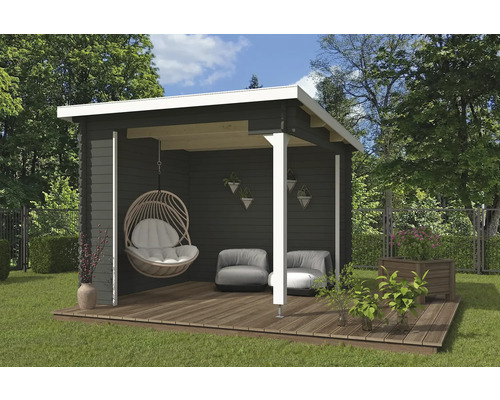 Holzpavillon mit Hängesessel und Sitzgelegenheiten auf Holzterrasse im Garten