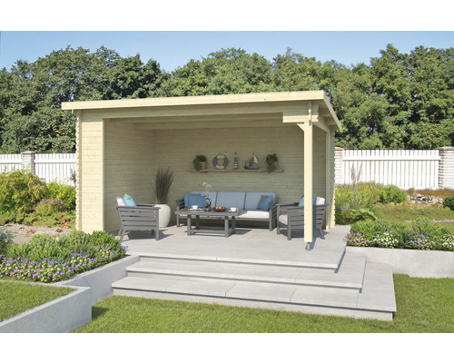 Holzgartenhaus mit Lounge-Möbeln und Gartengestaltung