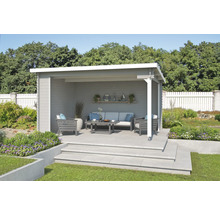 Holz Gartenhaus mit Terrasse und Gartenmöbeln in einem gepflegten Garten