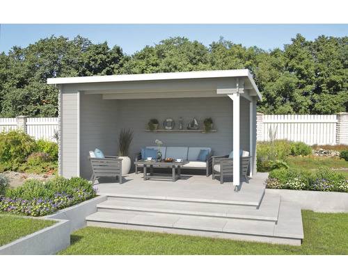 Holz Gartenhaus mit Terrasse und Gartenmöbeln in einem gepflegten Garten
