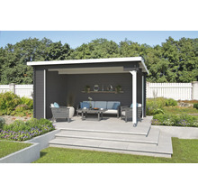 Gartenhaus mit Sitzgruppe auf einer Terrasse im Garten