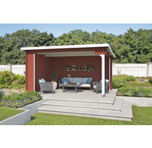 Überdachte Terrasse mit Gartenmöbeln und Dekorationen im Aussenbereich.