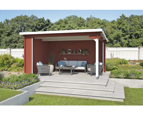 Überdachte Terrasse mit Gartenmöbeln und Dekorationen im Aussenbereich.