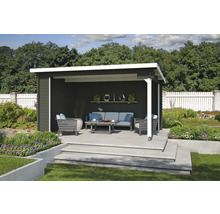 Überdachte Terrasse mit Sitzgruppe und Gartengestaltung