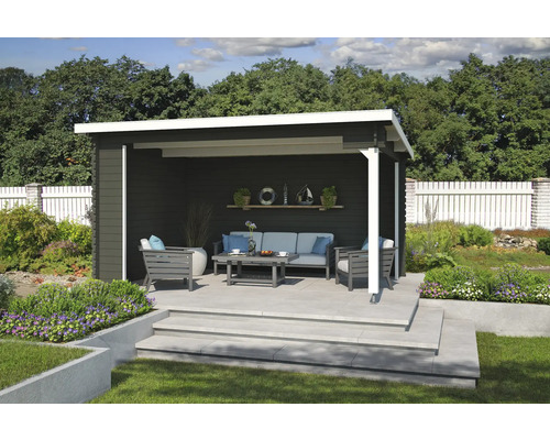 Überdachte Terrasse mit Sitzgruppe und Gartengestaltung