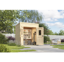 Scène de jardin avec abri de jardin en bois ouvert pour ranger outils et accessoires de jardin