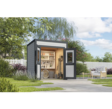 Scène de jardin avec abri de jardin, outils et mobilier de jardin