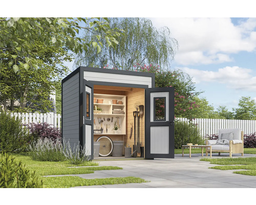 Scène de jardin avec abri de jardin, outils et mobilier de jardin