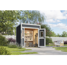 Scène de jardin avec abri de jardin ouvert, mobilier de jardin et outils de jardin