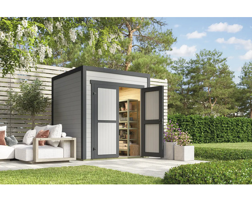 Scène de jardin avec remise à outils et mobilier de jardin