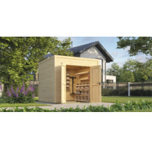 Abri de jardin en bois avec étagères et portes ouvertes dans le jardin