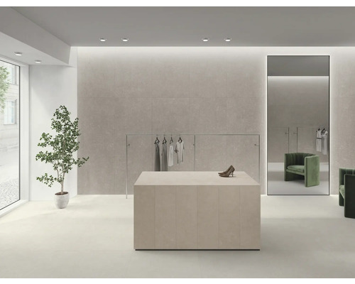 Heller Raum mit Fliesenboden, Pflanze, Kleiderständer, Tisch und Spiegel für ein modernes Design