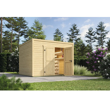 Abri de jardin en bois avec étagères et portes ouvertes dans le jardin