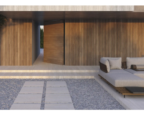 Façade de maison moderne avec éléments en bois, chemin de dalles en pierre et transat