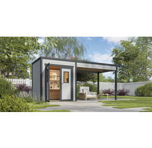 Abri de jardin avec étagères et terrasse couverte avec des sièges dans le jardin.