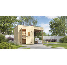 Abri de jardin en bois avec porte ouverte, étagères et coin salon dans le jardin.