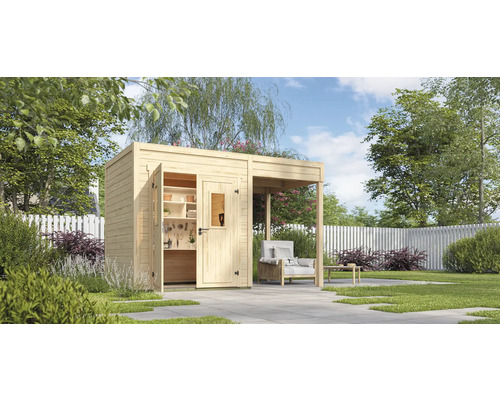 Abri de jardin en bois avec porte ouverte, étagères et coin salon dans le jardin.