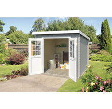 Scène de jardin avec remise à outils et portes ouvertes