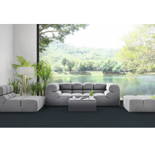 Salon avec canapé gris, fauteuil et tabouret devant une grande fenêtre avec vue sur le lac