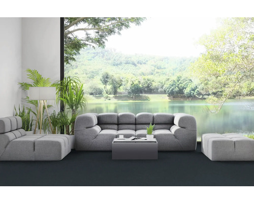 Wohnzimmer mit grauer Couch, Sessel und Hocker vor großem Fenster mit Seeblick