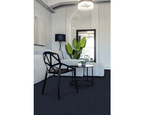 Wohnzimmer mit Teppichboden, Stuhl und Beistelltisch.