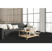Salon avec moquette noire, table basse et canapé devant une fenêtre