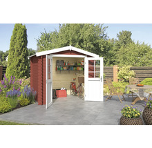 Jardin avec abri de jardin, portes ouvertes et accessoires de jardin