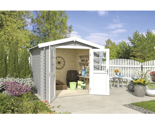 Abri de jardin avec portes doubles ouvertes, décoration de jardin et plantes à l''extérieur.