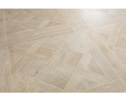 Verlegtes Laminat mit Holzoptik im Fischgrätenmuster