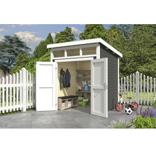 Abri de jardin en bois avec double porte, imposte et outils de jardin dans le jardin