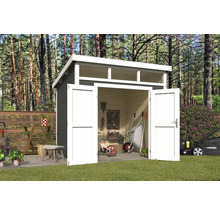 Abri de jardin avec portes doubles ouvertes, outils de jardin et tondeuse à gazon dans le jardin