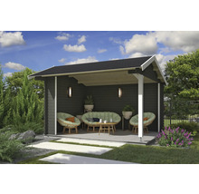 Gartenhaus mit Gartenmöbeln auf der Terrasse