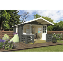 Abri de jardin avec terrasse, fenêtres et portes ouvertes dans un jardin