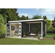 Abri de jardin avec portes ouvertes, terrasse et mobilier de jardin dans le jardin