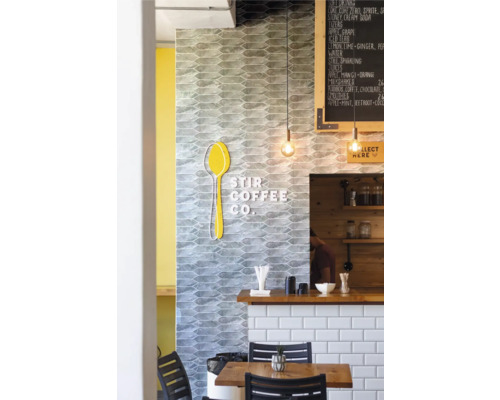 Intérieur d''un café avec table, chaises, comptoir et carte