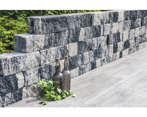 Mur de soutènement en pierres à l''extérieur