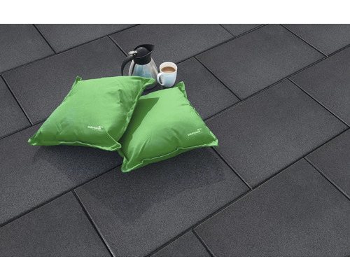 Dalles de terrasse grises avec cafetière et coussins