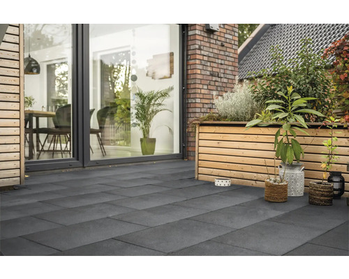 Terrasse avec dalles en béton grises, éléments en bois et plantes