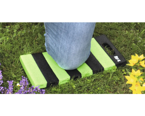 Coussin de genoux avec genoux d''une personne sur l''herbe