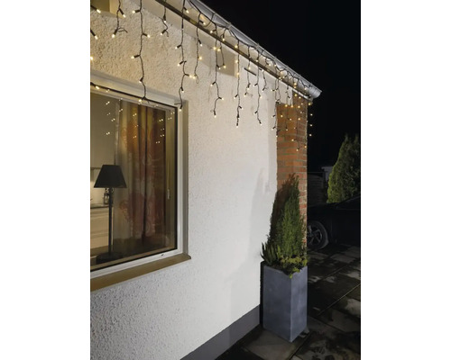 Façade de maison avec guirlande lumineuse LED pour l''extérieur