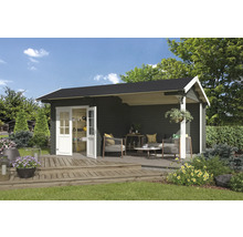 Scène de jardin avec cabanon de jardin en bois avec portes ouvertes et sièges sur une terrasse