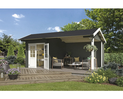 Scène de jardin avec cabanon de jardin en bois avec portes ouvertes et sièges sur une terrasse
