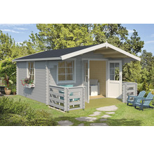 Maison de jardin en bois avec terrasse, fenêtre et porte dans le jardin