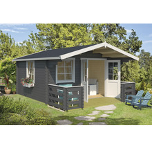 Maison de jardin en bois avec terrasse et mobilier de jardin dans le jardin