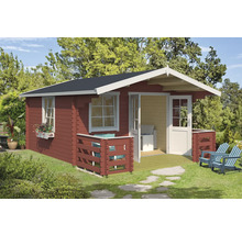 Maison de jardin en bois avec terrasse et mobilier de jardin dans un écrin de verdure