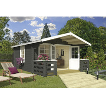 Maison de jardin en bois avec terrasse, mobilier de jardin et plantations dans un jardin verdoyant