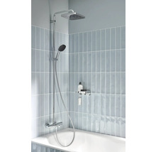 Système de douche avec douche de tête et douchette à main dans une salle de bains