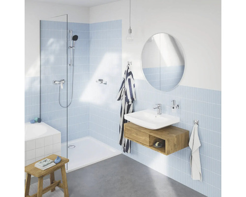 Salle de bain avec douche, lavabo, miroir et carreaux bleu clair