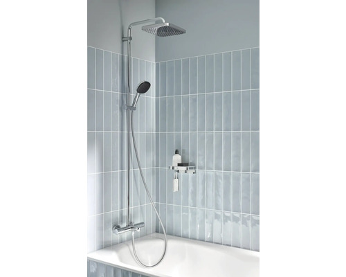 Aufnahme einer Dusche mit Kopfbrause, Handbrause und Thermostatarmatur im Badezimmer.