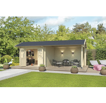 Abri de jardin avec terrasse, mobilier de jardin et aménagement intérieur dans un jardin verdoyant.